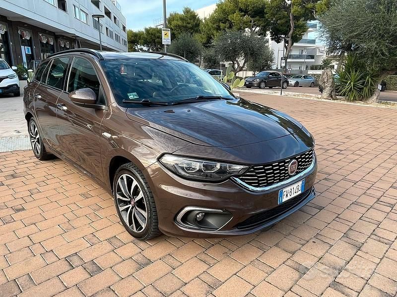 Usata Fiat Tipo Lounge 120 CV (88 kW) 2019 Marrone Station wagon