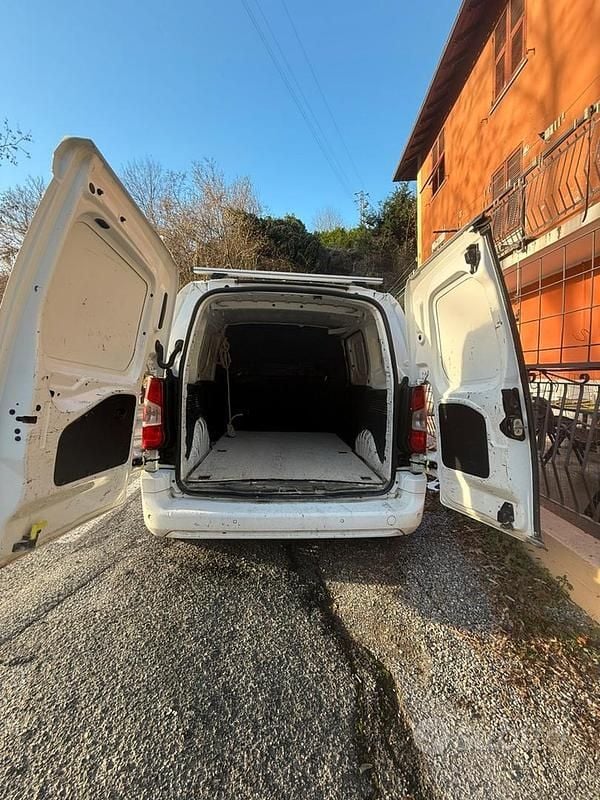 Gebraucht Peugeot Partner 102 PS (75 kW) 2019 Weiß Van / Kleinbus