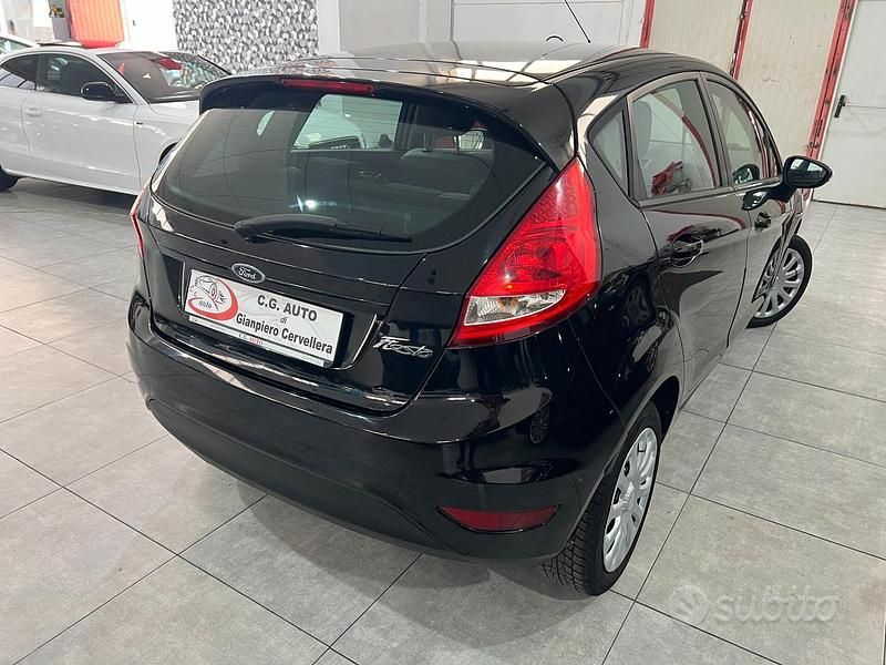 Usata Ford Fiesta Titanium 97 CV (71 kW) 2010 Blu Utilitaria