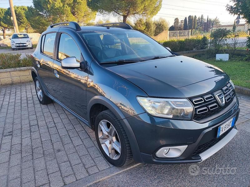 Grigio Usata 2017 Dacia Sandero Stepway Tre volumi | 6200 € (Ottimo prezzo) - Immagine 1/4