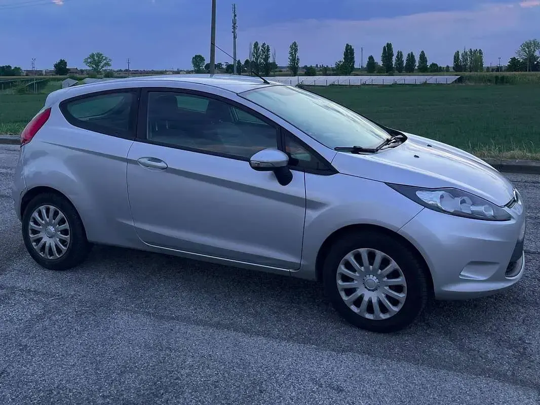 Usata Ford Fiesta Titanium 95 CV (69 kW) 2011 Argento Berlina