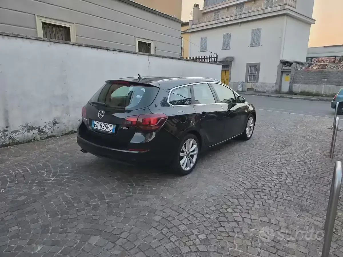 Usata Opel Astra 140 CV (102 kW) 2011 Nero Station wagon