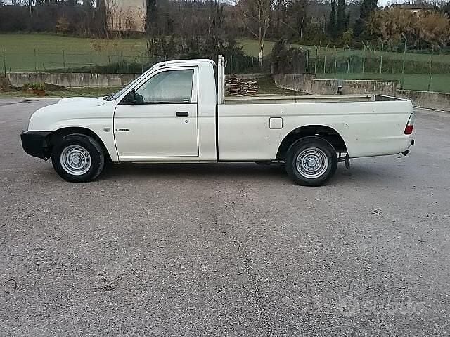 Usata Mitsubishi L200 90 CV (66 kW) 2004 Bianco Pick-up