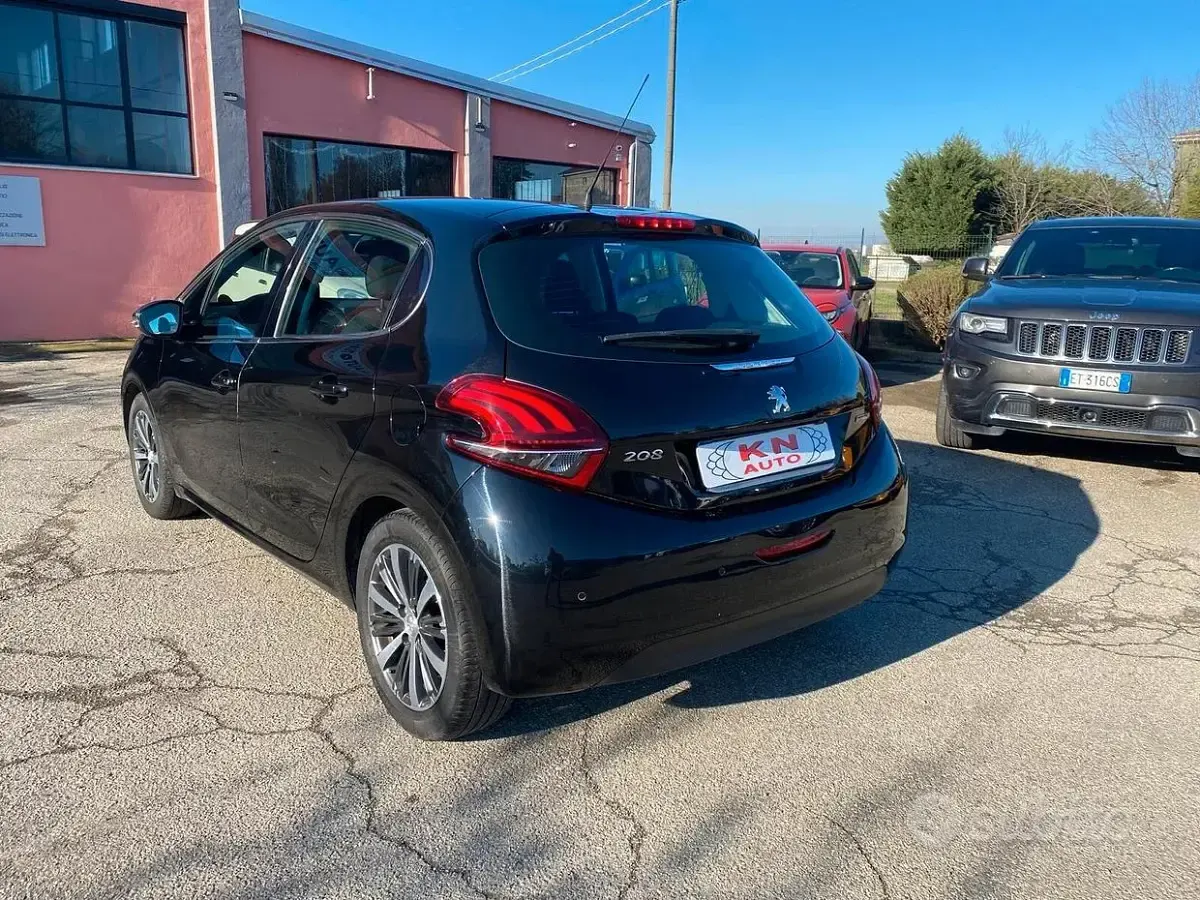 Usata Peugeot 208 Allure 82 CV (60 kW) 2017 Nero Utilitaria
