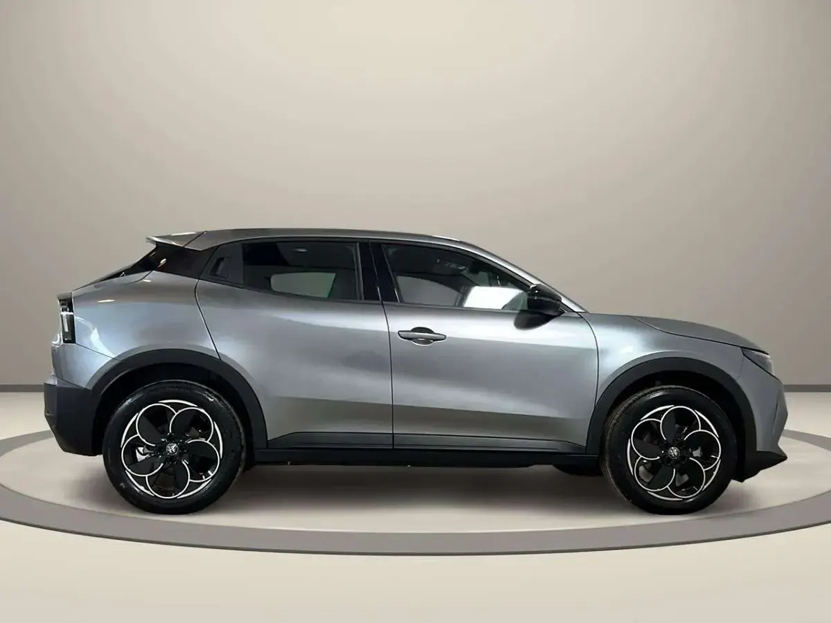 Nuova Alfa Romeo Junior 114 kW (156 CV) 2025 Beige / metallizzato SUV