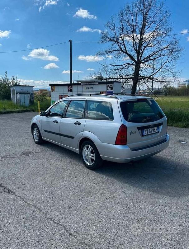 Begagnad Ford Focus 2001 Grå Kombi