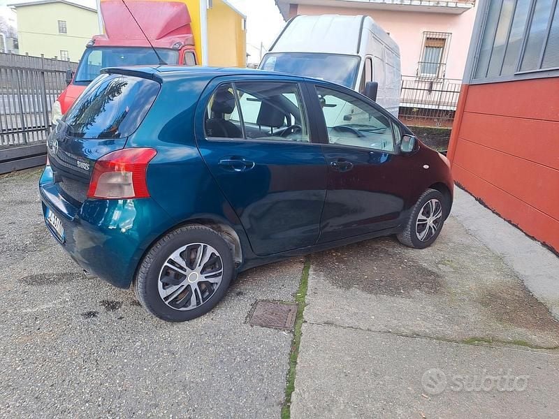 Usata Toyota Yaris 84 CV (61 kW) 2006 Verde Berlina