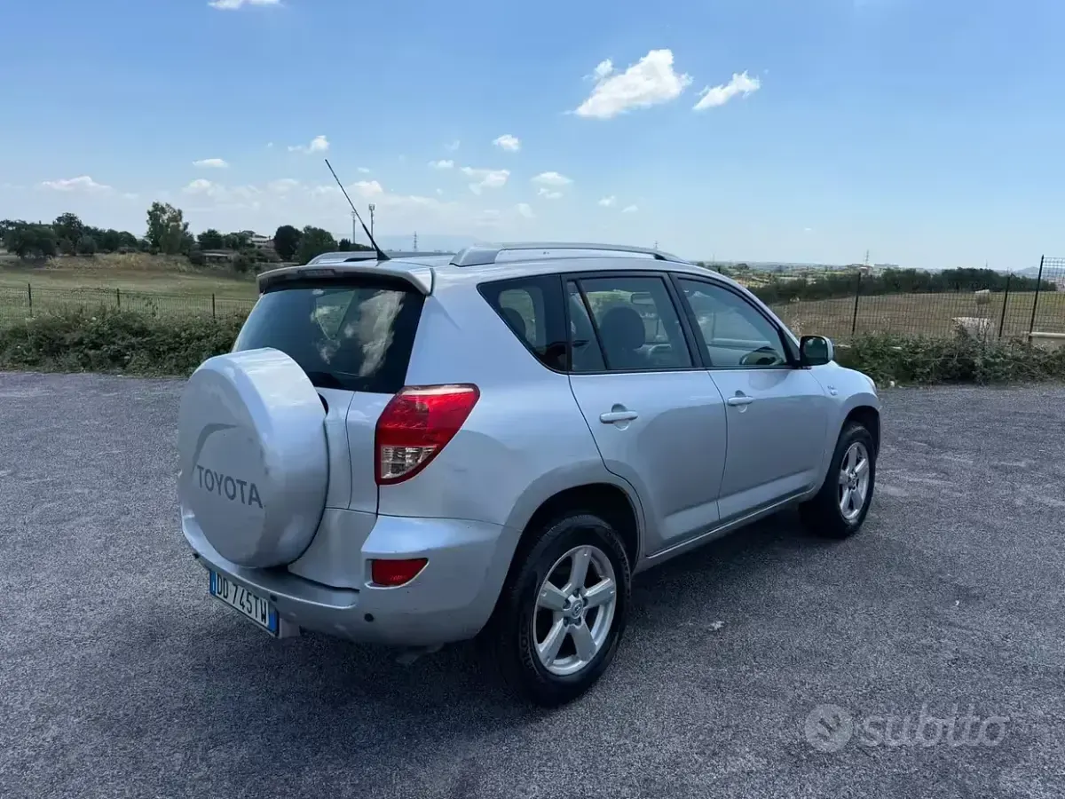 Usata Toyota RAV4 Sol 136 CV (100 kW) 2007 Grigio SUV