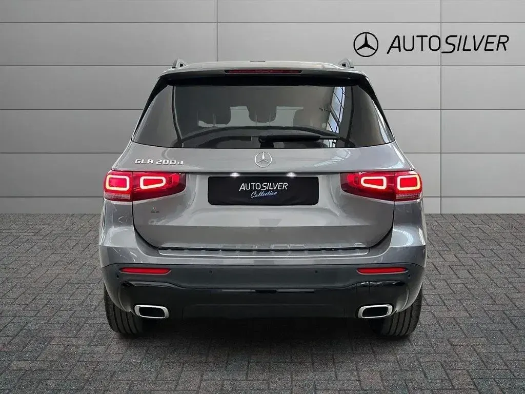 Usata Mercedes GLB200 150 CV (110 kW) 2023 Grigio montagna / metallizzato SUV