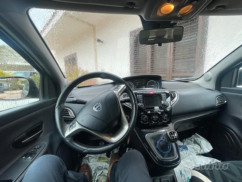 Usata Lancia Ypsilon 69 CV (50 kW) 2017 Nero Utilitaria