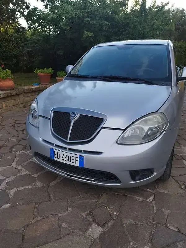 Usata Lancia Ypsilon 75 CV (55 kW) 2010 Argento Utilitaria