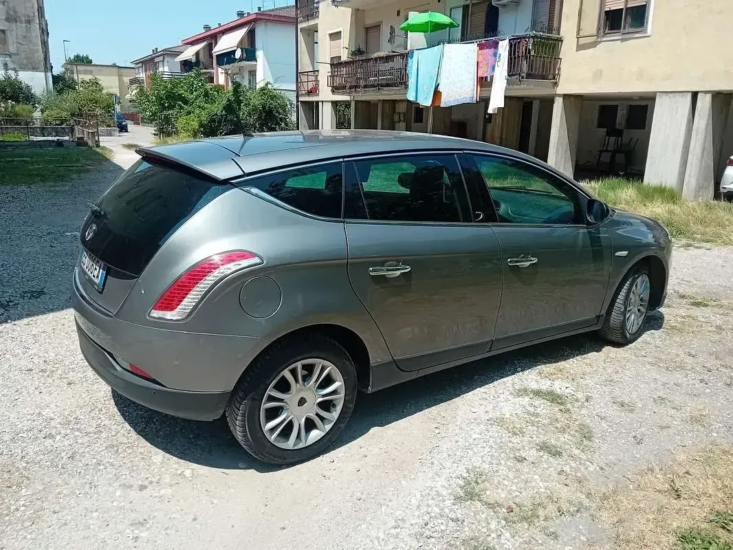 Usata Lancia Delta 120 CV (88 kW) 2010 Utilitaria