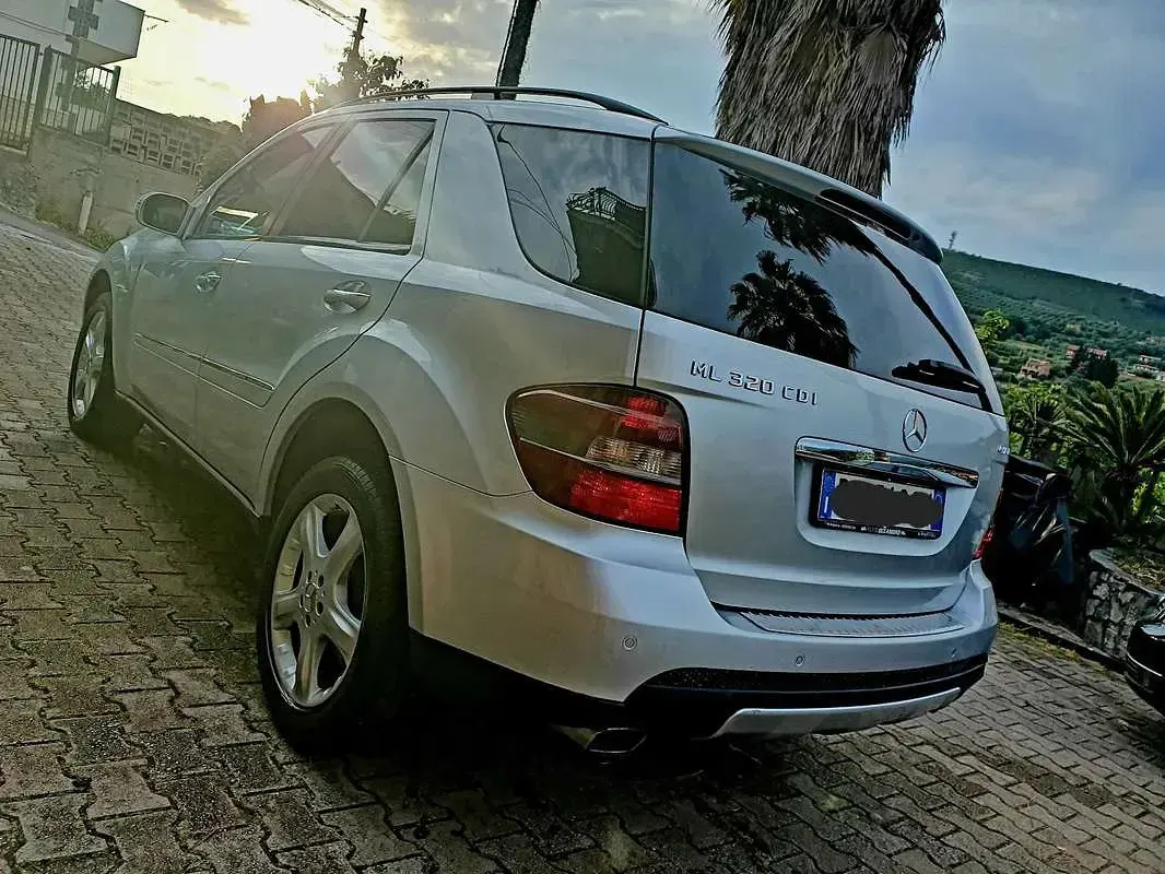 Usata Mercedes ML320 224 CV (164 kW) 2007 Grigio SUV