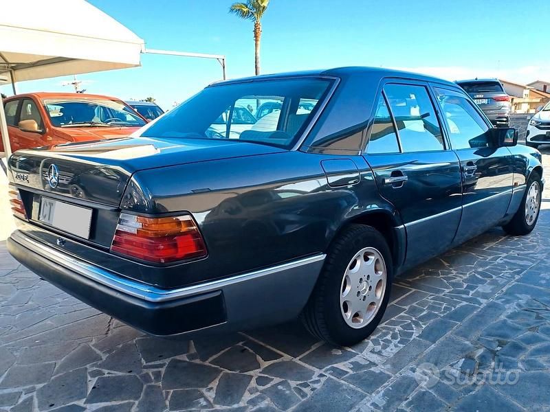 Usata Mercedes E200 122 CV (89 kW) 1990 Grigio Berlina
