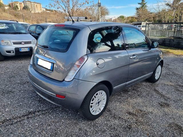 Usata Lancia Ypsilon 75 CV (55 kW) 2012 Grigio scuro Utilitaria