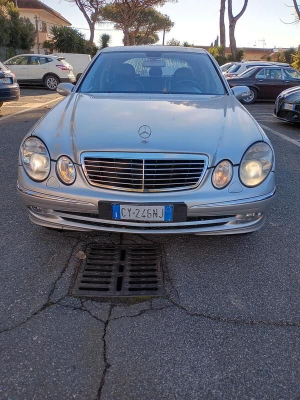 Argento Usata 2006 Mercedes E280 Avantgarde Tre volumi | 2490 € (Ottimo prezzo) - Immagine 1/4