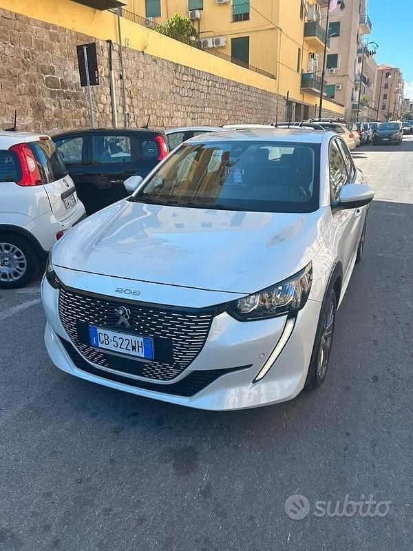 Bianco Usata 2021 Peugeot e-208 Allure Due volumi | 16.700 € (Cara) - Immagine 1/4