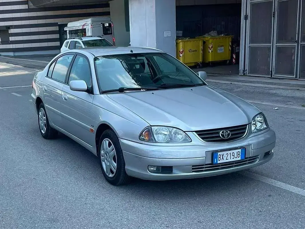 Usata Toyota Avensis 110 CV (80 kW) 2001 Berlina