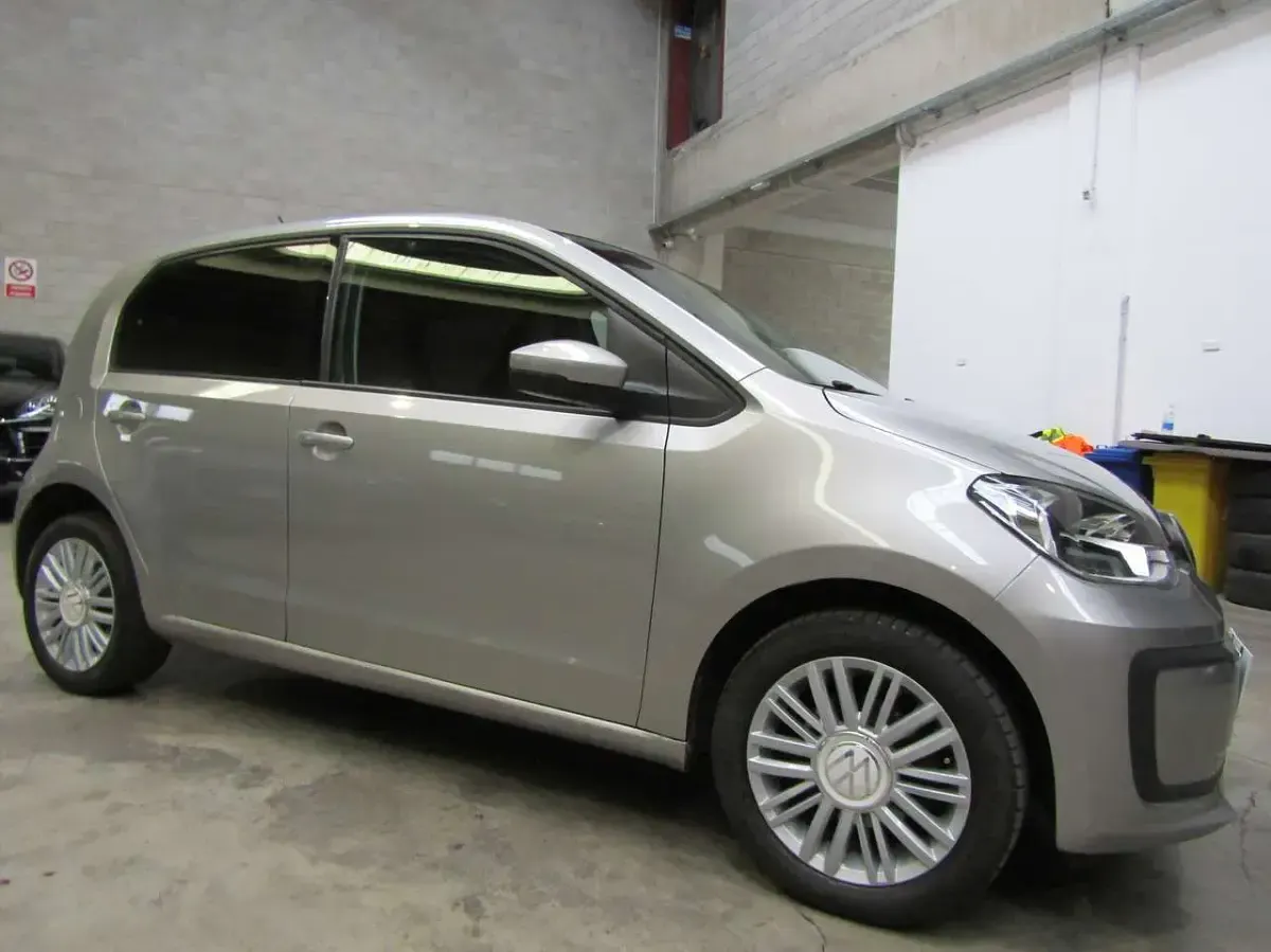 Usata VW up! move up! 65 CV (47 kW) 2022 Argento metallizzato Utilitaria