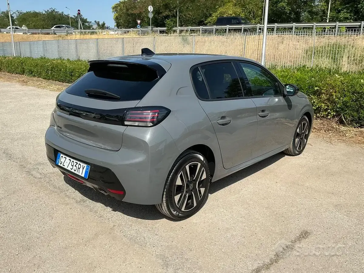 Usata Peugeot 208 Allure 101 CV (74 kW) 2025 Grigio Utilitaria