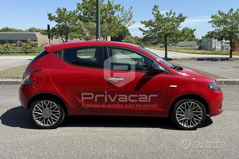 Usata Lancia Ypsilon Silver 69 CV (50 kW) 2022 Rosso Utilitaria