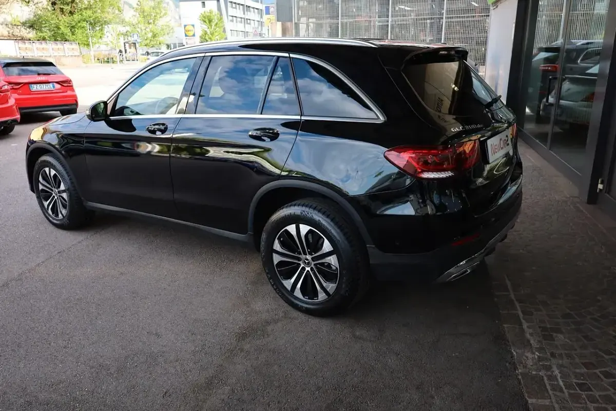 Usata Mercedes GLC300 Business 194 CV (142 kW) 2021 Nero SUV