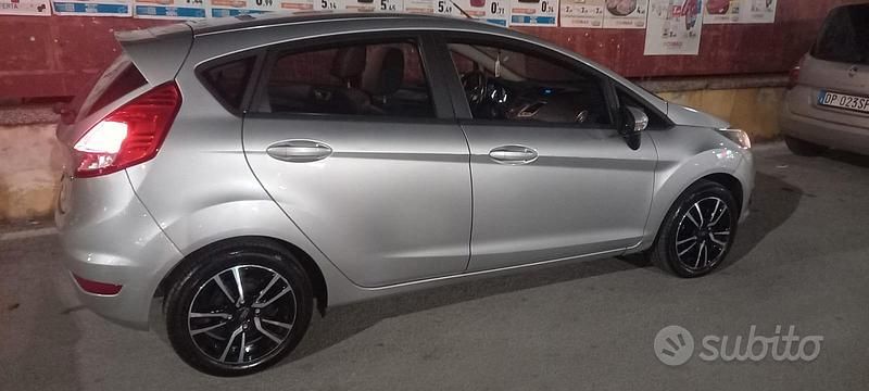 Usata Ford Fiesta 75 CV (55 kW) 2014 Grigio Utilitaria