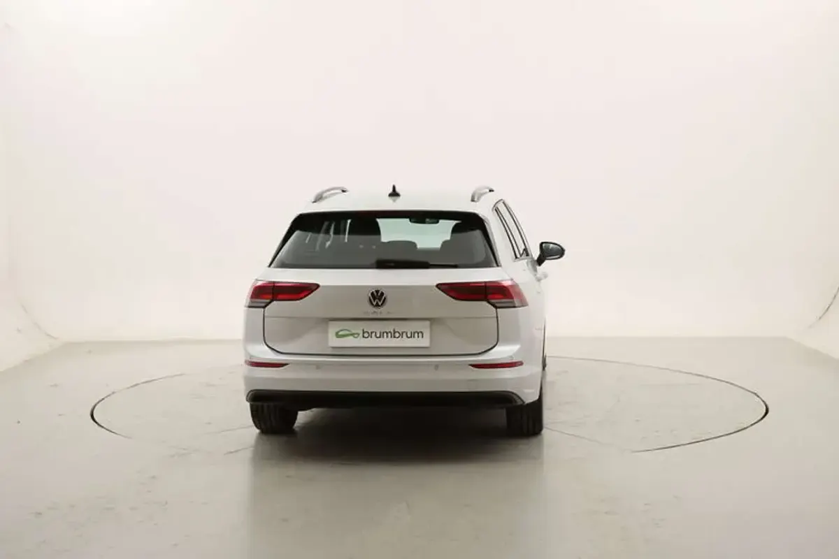 Usata VW Golf VIII Life 116 CV (85 kW) 2021 Argento Station wagon