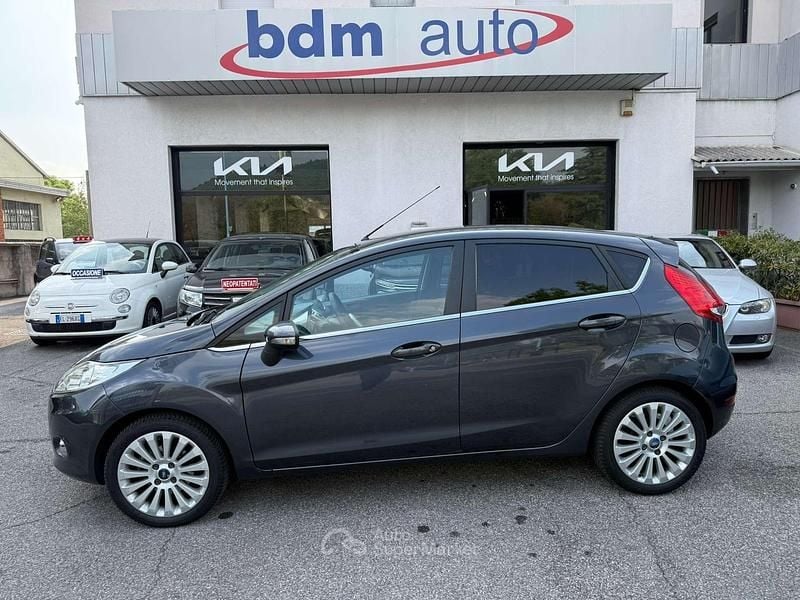 Usata Ford Fiesta Titanium 82 CV (60 kW) 2009 Gray Utilitaria