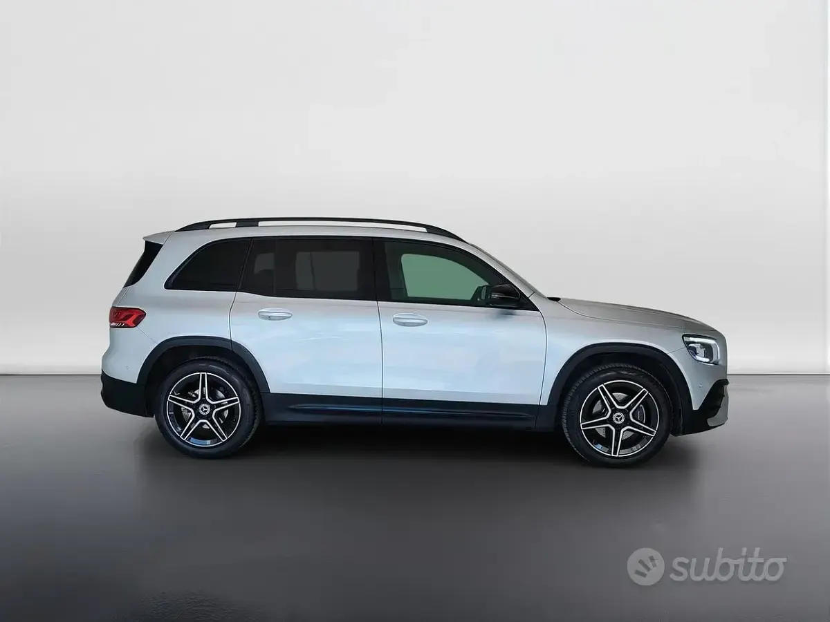 Usata Mercedes GLB200 Premium 150 CV (110 kW) 2022 Argento iridio metallizzato SUV