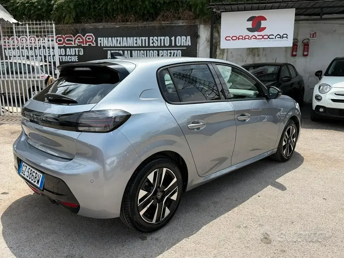 Usata Peugeot 208 Allure 101 CV (74 kW) 2025 Grigio Utilitaria