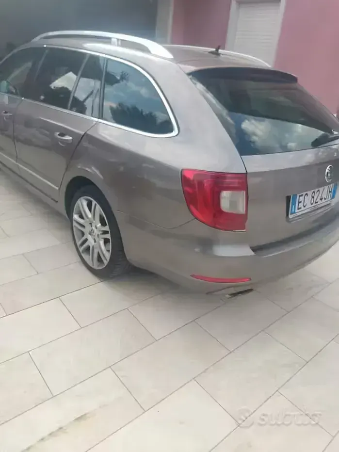 Usata Skoda Superb 140 CV (102 kW) 2010 Grigio Station wagon