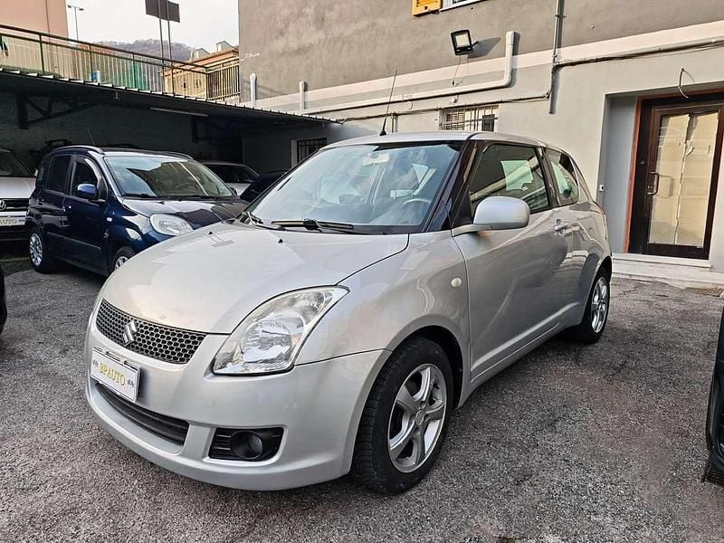 Argento Usata 2009 Suzuki Swift Tre volumi | 4200 € (Buon prezzo) - Immagine 1/3
