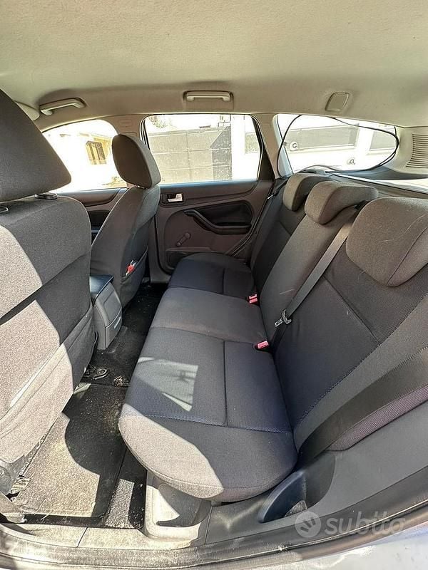 Usata Ford Focus 90 CV (66 kW) 2007 Grigio Station wagon