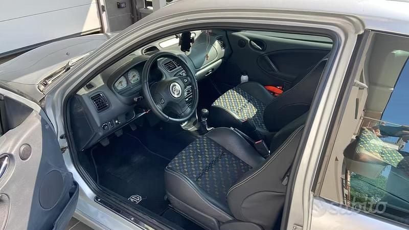 Usata MG ZR 160 CV (117 kW) 2003 Grigio Utilitaria