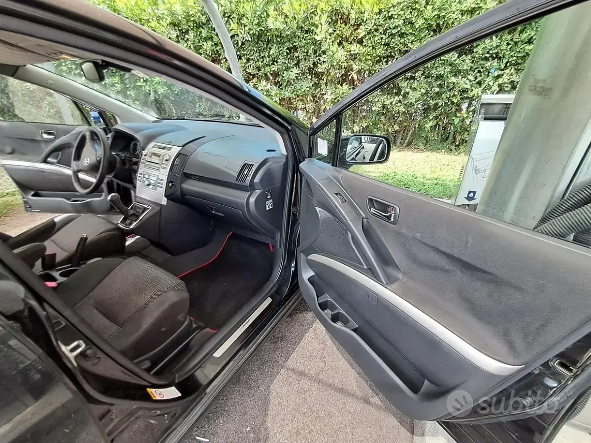 Usata Toyota Corolla Verso 177 CV (130 kW) 2006 Nero Monovolume