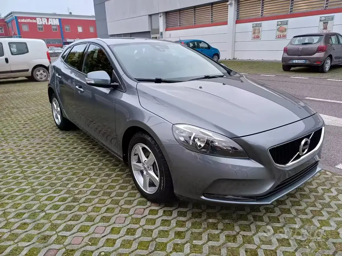 Usata Volvo V40 Business Edition 120 CV (88 kW) 2017 Grigio Berlina
