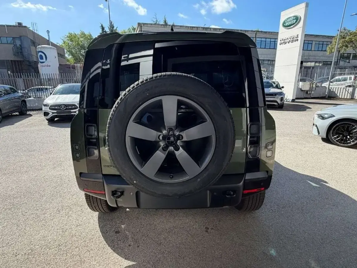 Nuova Land Rover Defender SE Dynamic 200 CV (147 kW) 2026 Patagonia green SUV