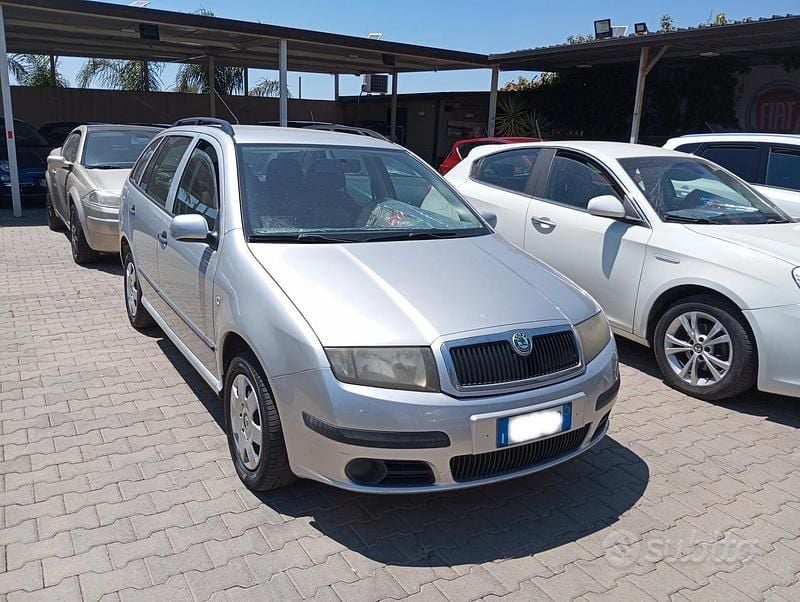 Grigio Usata 2005 Skoda Fabia Ambiente Utilitaria | 3200 € (Buon prezzo) - Immagine 1/4