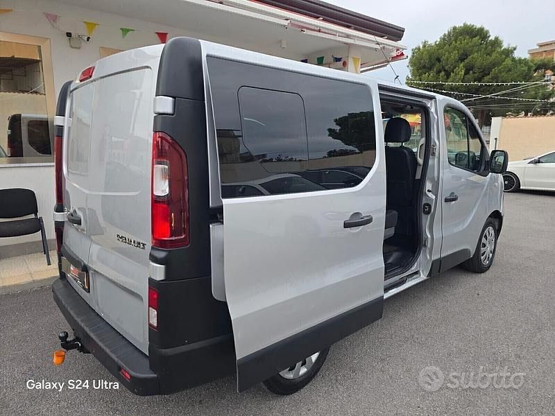 Begagnad Renault Trafic Zen 125 HK (91 kW) 2017 Grå Minibuss