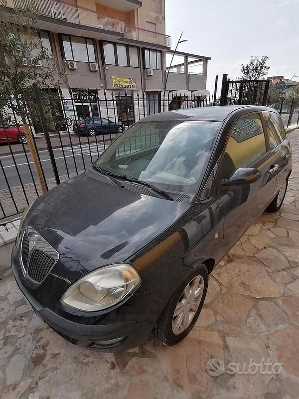 Usata Lancia Ypsilon 75 CV (55 kW) 2004 Nero Utilitaria