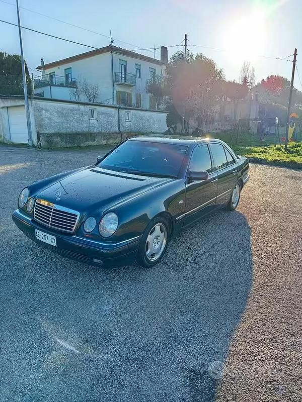 Usata Mercedes E200 Avantgarde 136 CV (100 kW) 1996 Nero Berlina
