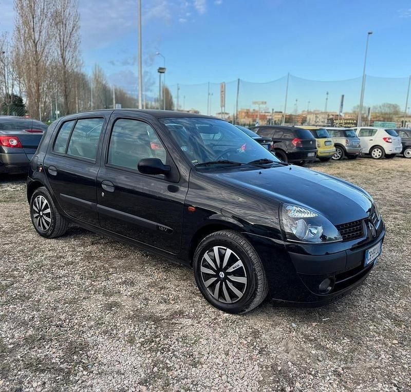 Usata Renault Clio II 75 CV (55 kW) 2002 Nero Berlina