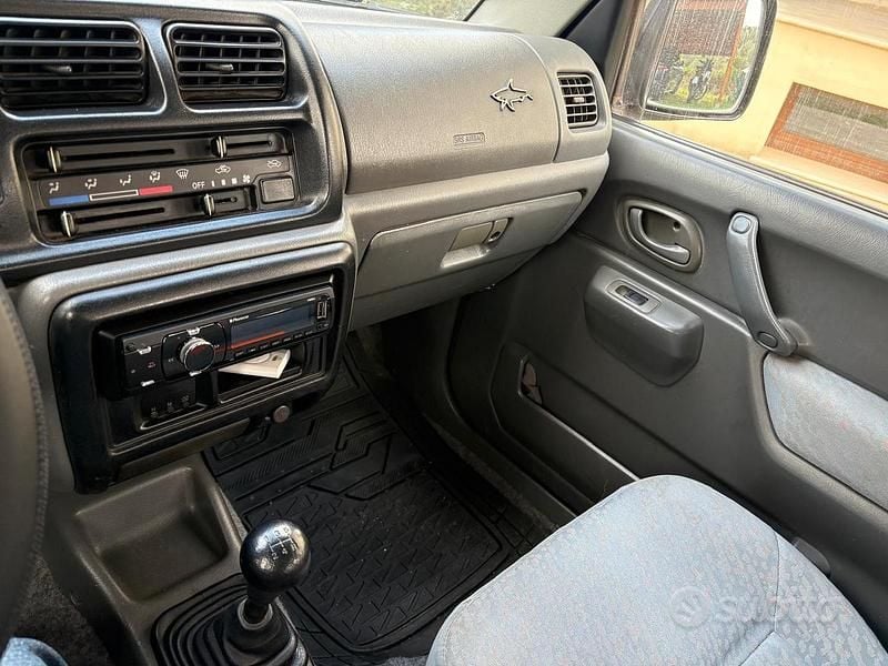 Usado Suzuki Jimny 80 CV (58 kW) 2000 Gris SUV