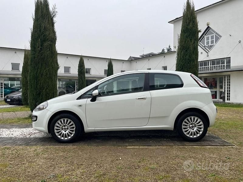 Usata Fiat Punto Dynamic 69 CV (50 kW) 2011 Bianco Utilitaria