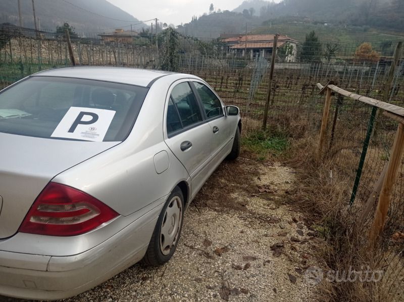 Usata Mercedes 220 125 CV (91 kW) 2006 Grigio Berlina