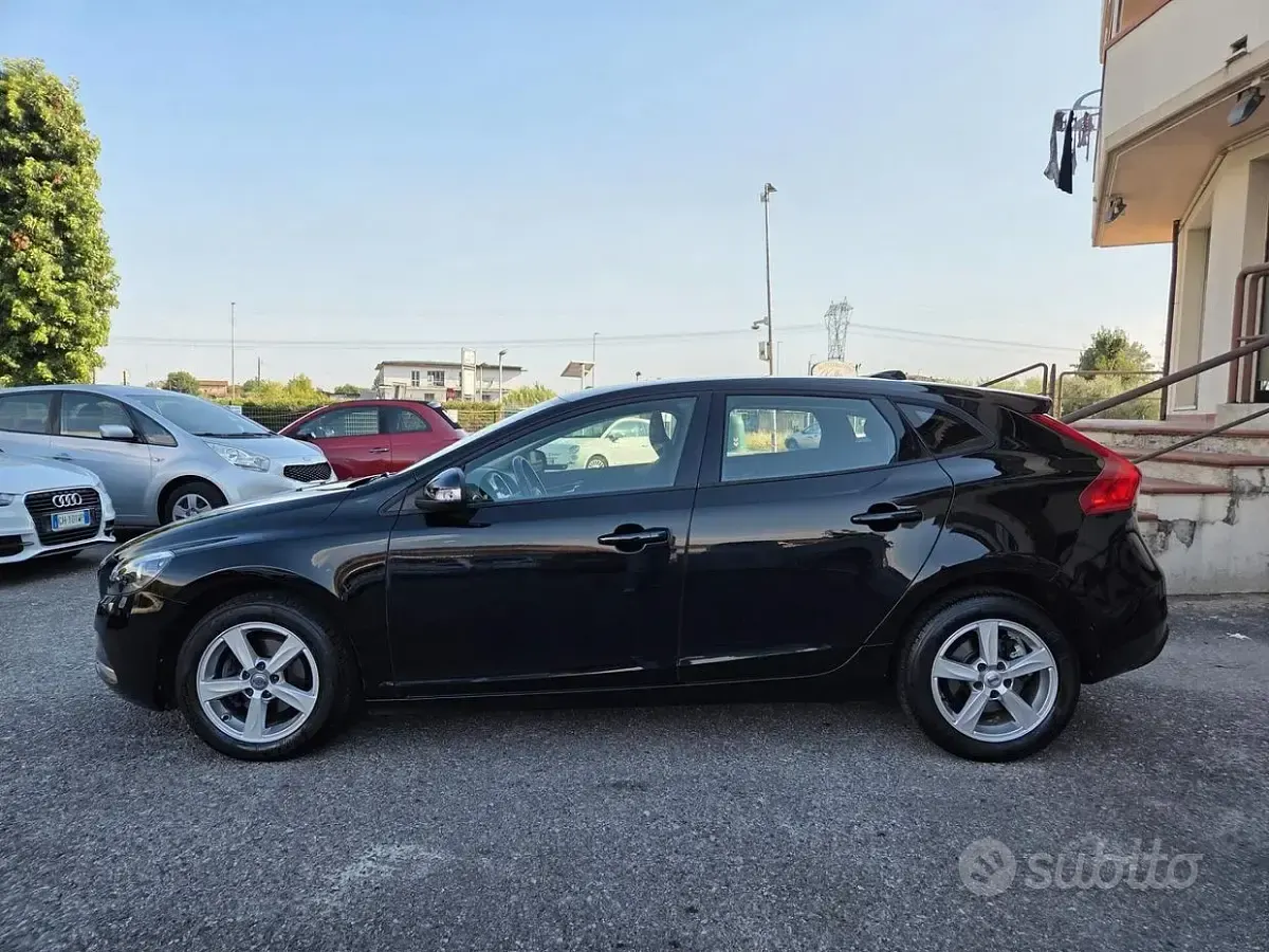 Usata Volvo V40 Business Edition 120 CV (88 kW) 2018 Nero Berlina