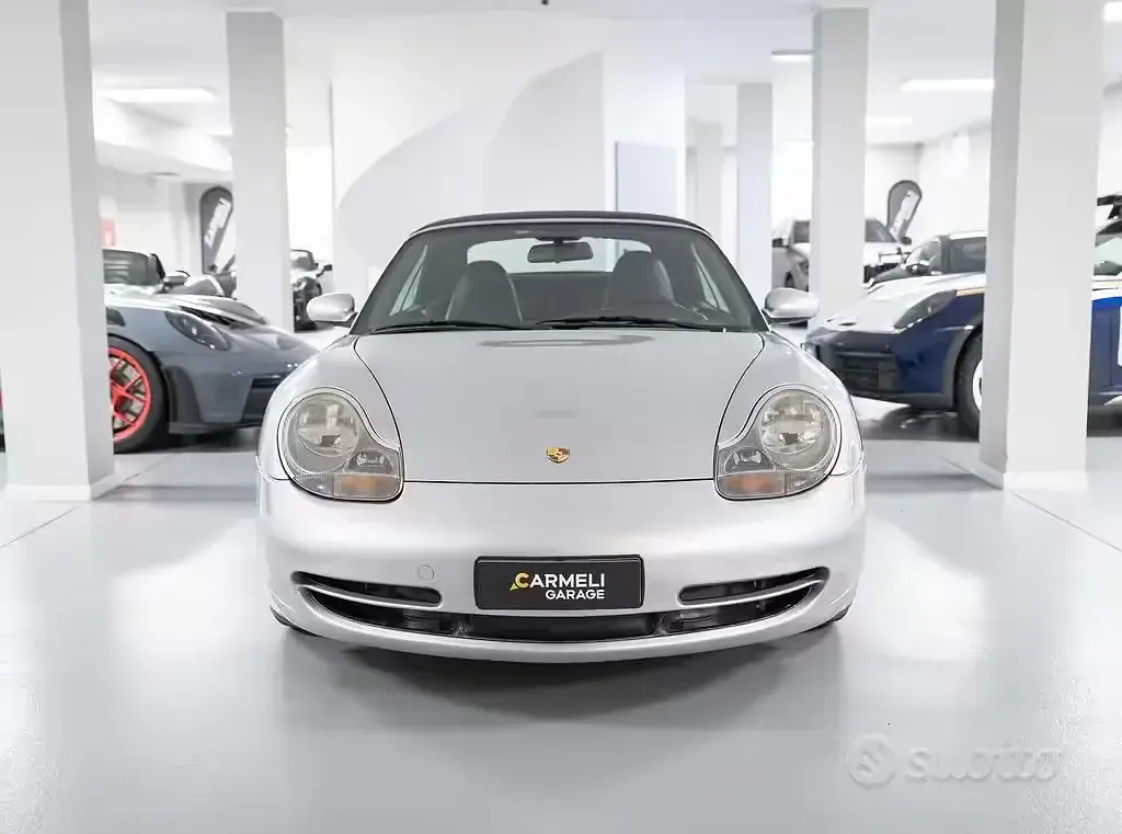 Usata Porsche 911 Carrera 4 Cabriolet 300 CV (220 kW) 2000 Vernice argento metallizzato Cabrio