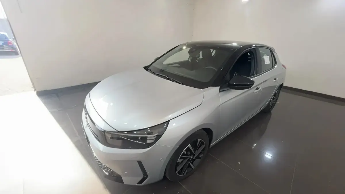 Usata Opel Corsa 100 CV (73 kW) 2025 Kaolin white Utilitaria