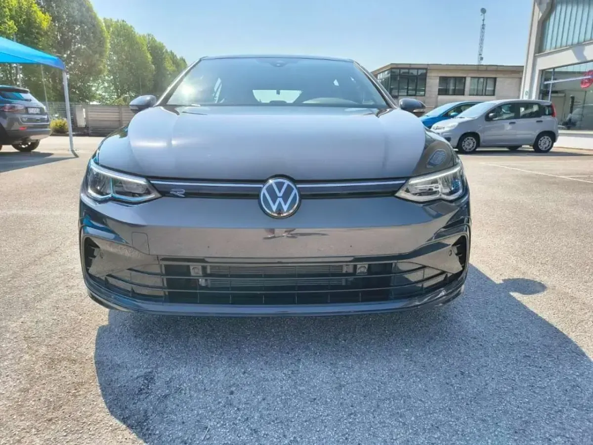 Usata VW Golf VIII R-line 131 CV (96 kW) 2024 Grigio Berlina